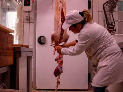 ...per estrarne le interiora. Il tutto con grande freddezza e vigore. �Mi sento un po' maschiaccia durante queste fasi - confessa la donna - ma l'importante � fare ci� che amo�